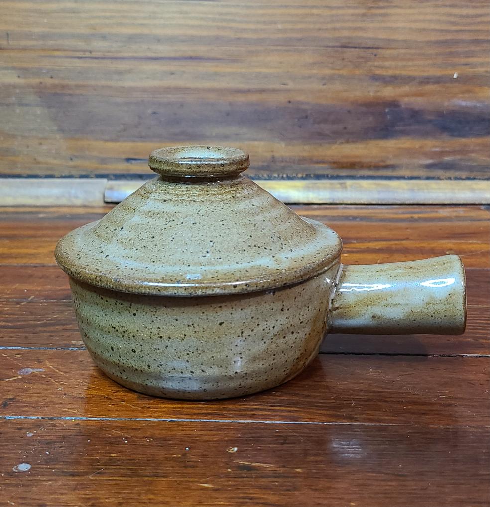 Terracotta Stoneware Pot/lid